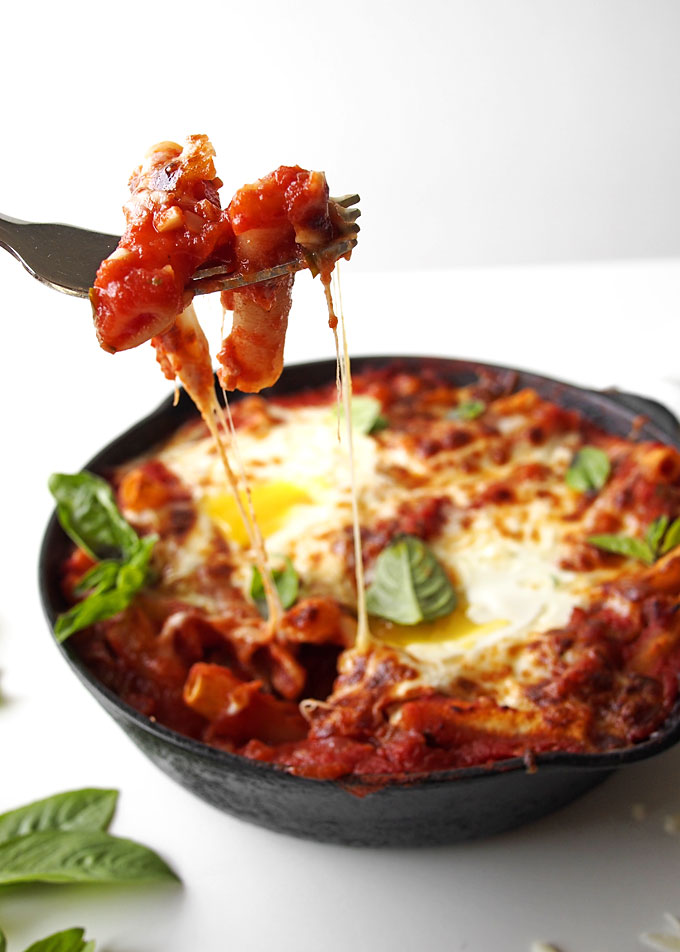 Bacon Tomato Basil Breakfast Pasta | thekitchenpaper.com