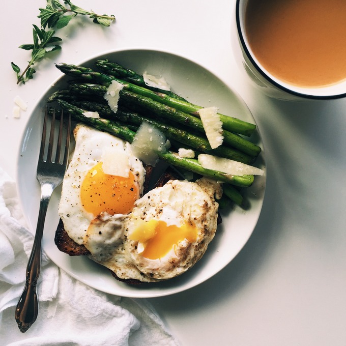 Simple Asparagus & Eggs on Toast Breakfast | thekitchenpaper.com