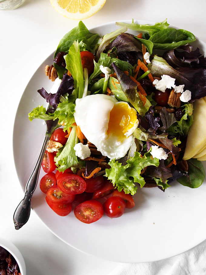 Simple Breakfast Salad with Poached Egg | the kitchen paper