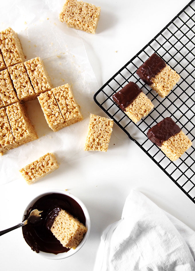 chocolate-dipped sriracha rice krispie treats | thekitchenpaper.com