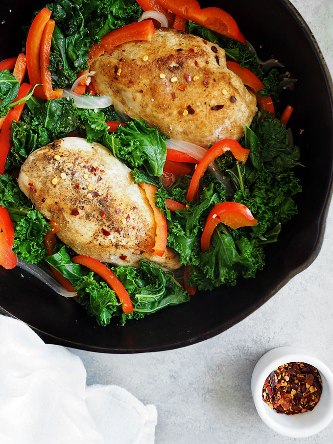 Kale Bell Pepper Chicken with White Wine and Garlic | thekitchenpaper.com