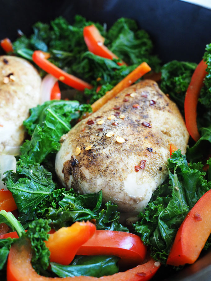 Kale Bell Pepper Chicken with White Wine and Garlic | thekitchenpaper.com