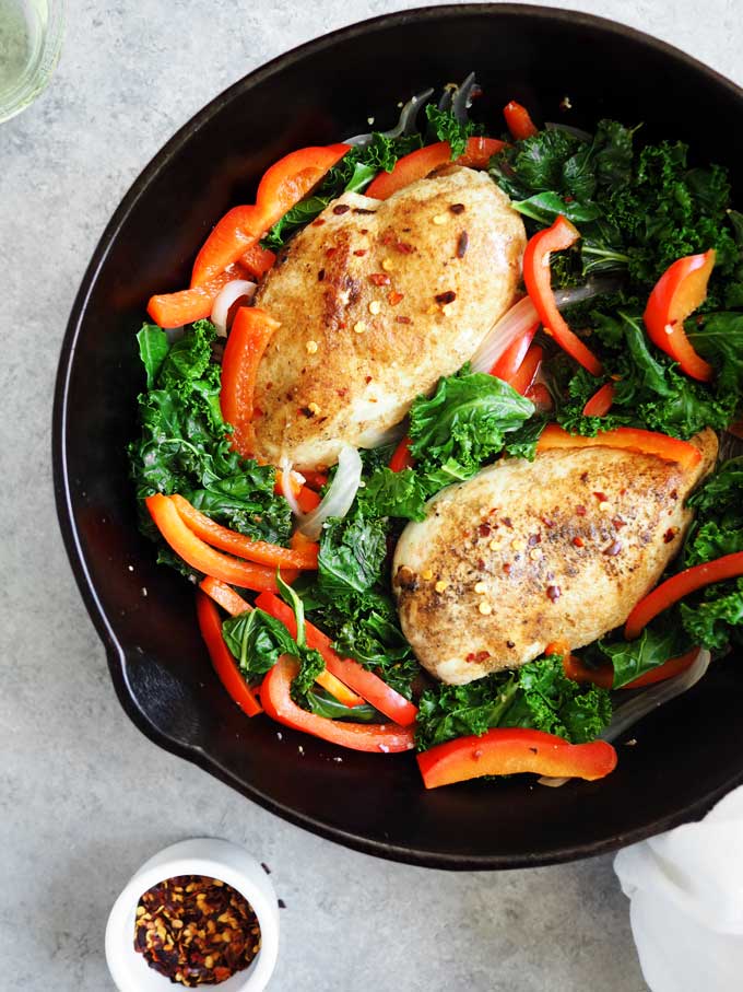 Kale Bell Pepper Chicken with White Wine and Garlic | thekitchenpaper.com