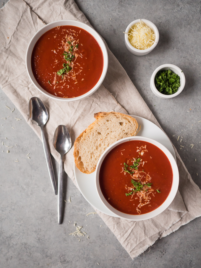 Roasted Chili Tomato Soup | thekitchenpaper.com