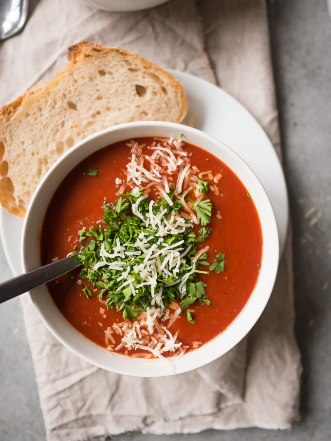 Roasted Chili Tomato Soup | thekitchenpaper.com